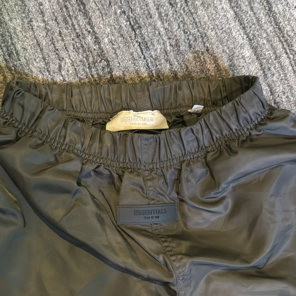 Fear of God Essential shorts xs Nylon - Picture 3 of 5